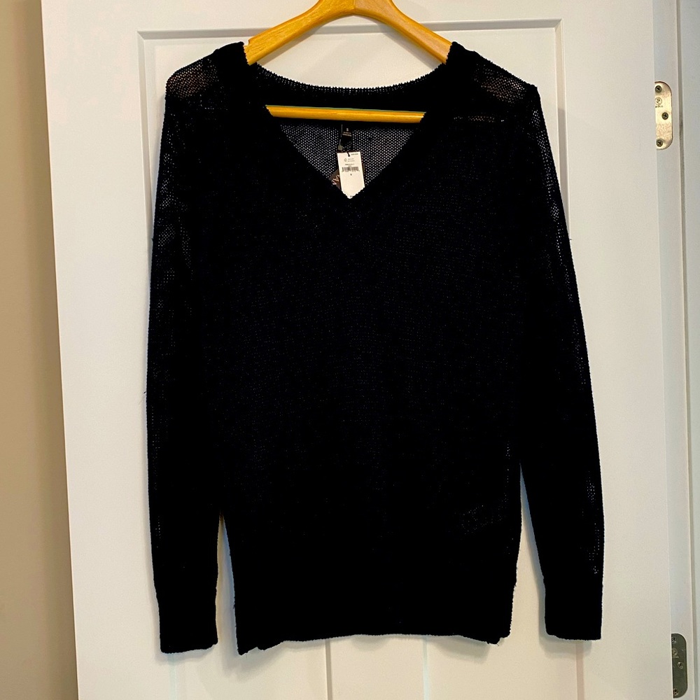 Banana republic light sweater! Made with 80% linen and 20% rayon. Dark navy. S